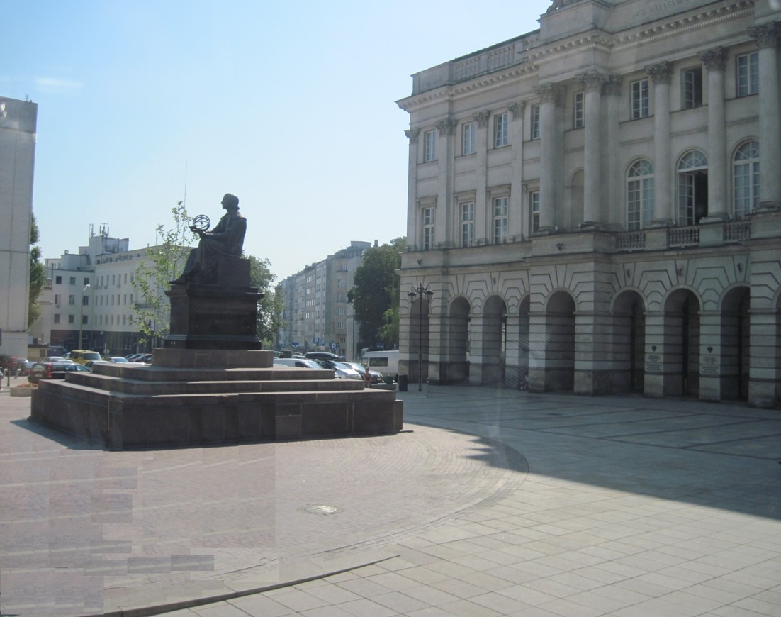 23-Varsavia-  Antico Palazzo sede dell'Accademia polacca delle scienze- di fronte la statua di Niccolò Copernico con in mano una sfera Armillare